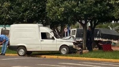 Imagem da notícia Motorista perde controle e bate contra árvore em avenida de São Gabriel do Oeste